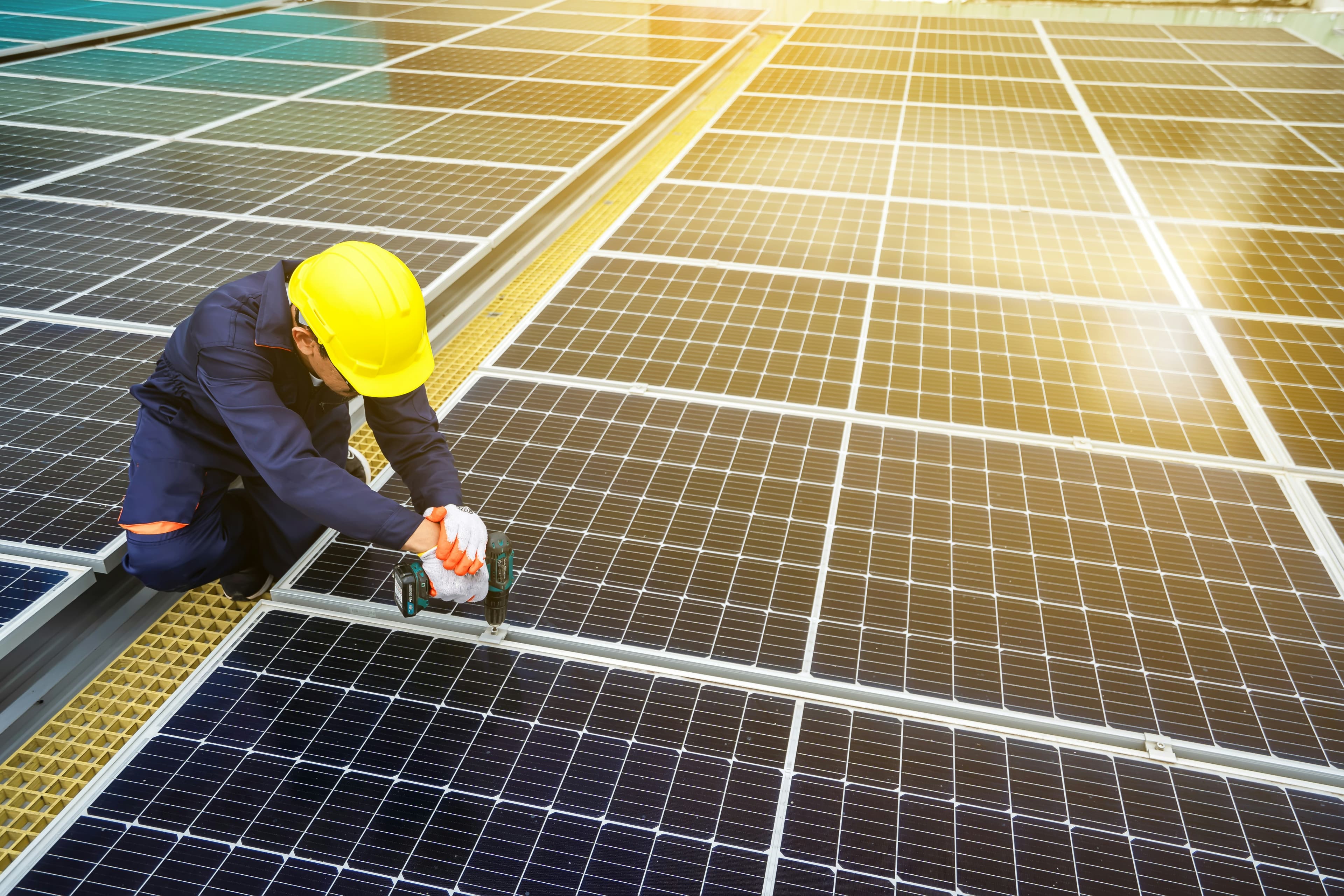 Artisan certifié RGE installant des panneaux solaires